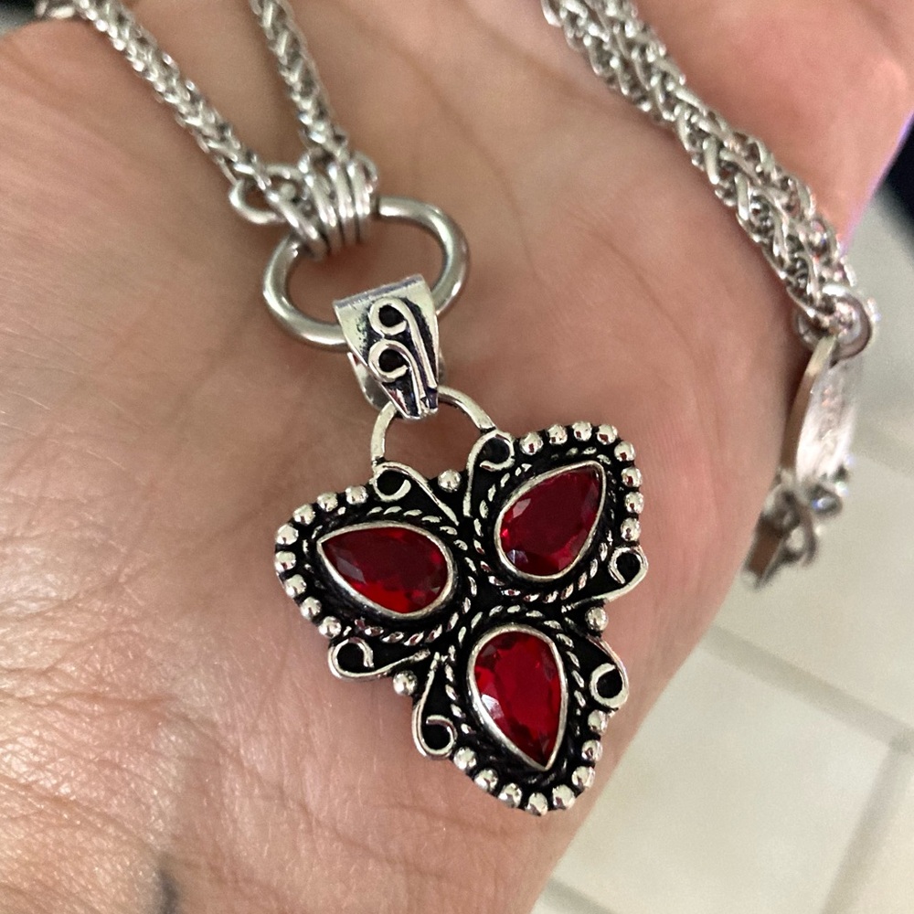 925 sterling silver overlay red garnet triangle Celtic knot maille necklace - Picture 4 of 13